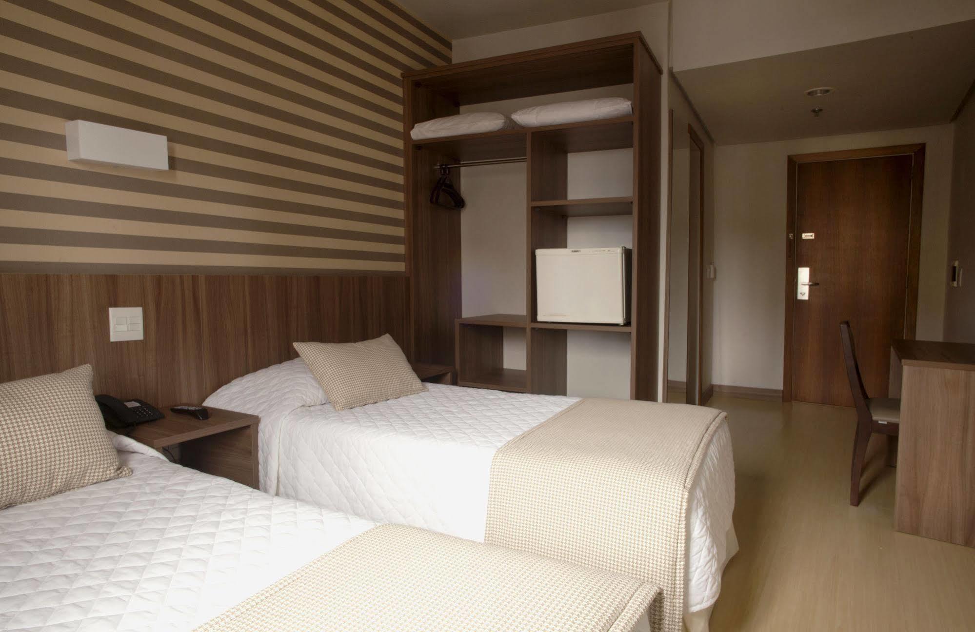 Continental Business - 200 Metros Do Complexo Hospitalar Santa Casa Hotel 3*